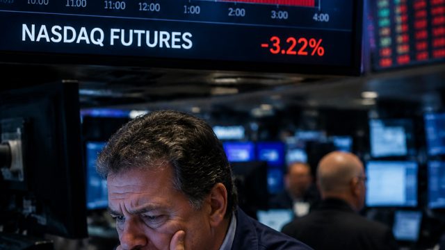 Market Turbulence: Nasdaq Futures Plunge Amid AI Investment Concerns
